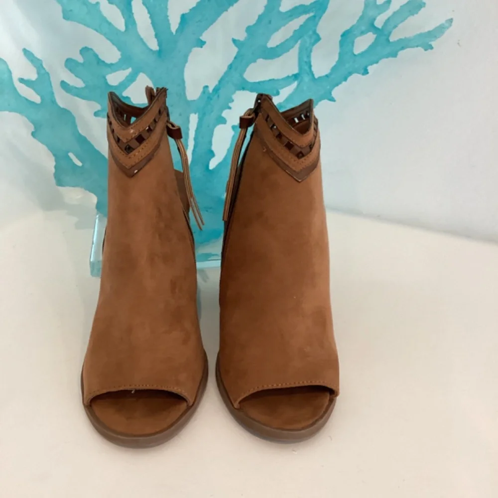 Dolcetta Riley Laser Cut Open Toe Chestnut Ankle Booties Size 6M Chucky Heels